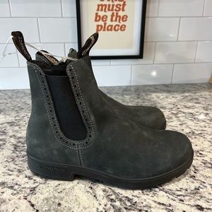 Brand New Blundstone 1630. Rustic black size 9